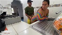 Surpreendo minha cunhada com uma bunda enorme na cozinha e acabamos transando em pÉ
