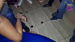 Corno deixa esposa andar sozinha no swing e ela volta arrombada por vários pau grande e grosso