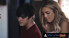 Fora da famÍlia - milf fogosa faz ménage à trois com sua família adotiva