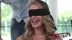 Esposa peituda é surpreendida com um pau monstro no aniversário