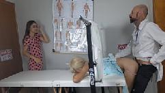 Duas safadas vão ao ginecologista para deixar brincar com sua buceta