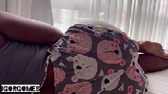 Minha melhor amiga deitou do meu lado mais nÃo aguentei sÓ olhar seu rabao e quis botar meu pau na sua buceta