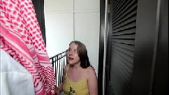 Garota branca de tamanho anão leva grande pau árabe na boca pela primeira vez e engole cum